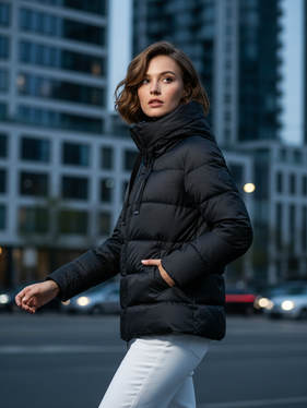 Piumino con ampio cappuccio  nero 