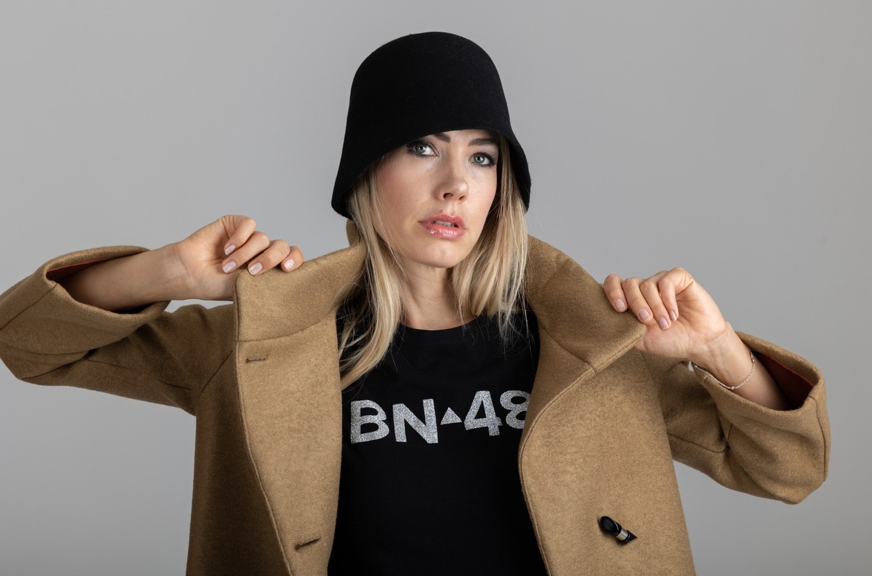 <a style="font-size: 3.5vw;text-shadow: 2px 2px 12px #808080;color: #fff;text-decoration: none;font-weight: 600;" href="/it/woman">NUOVA COLLEZIONE<br/>AUTUNNO 2023</a>